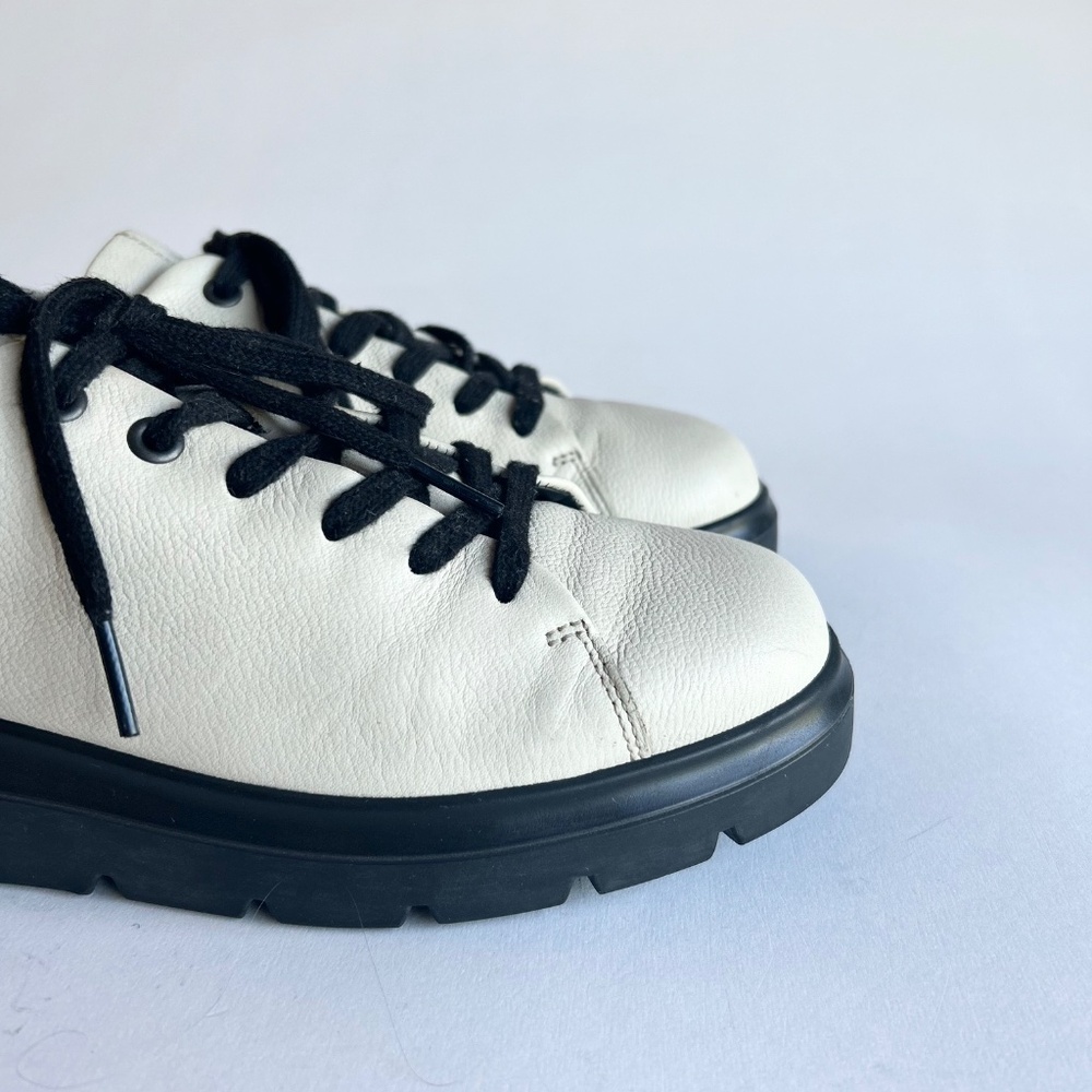 Ecco Ivory Leather Black Rubber Outsole Sneakers size 7.5 - Picture 4 of 13